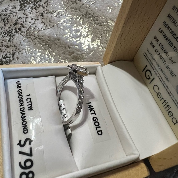 14KT Gold Ring - Picture 5 of 8